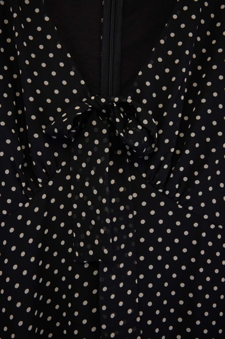 Trendyol Curve Dam Svart Prickig Maxi Kort Casual A-linje Plus size Klänning - Image 4