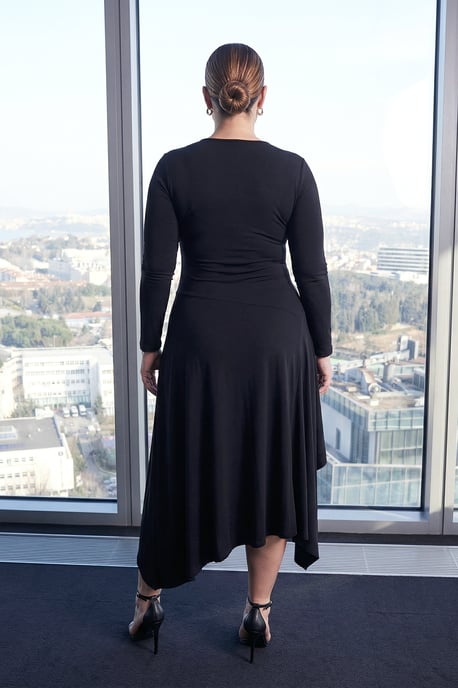 Trendyol Curve Dam Svart Enfärgad Maxi Lång Trend A-linje Plus size Klänning - Image 4