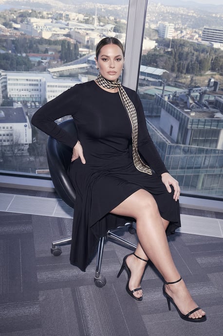 Trendyol Curve Dam Svart Enfärgad Maxi Lång Trend A-linje Plus size Klänning - Image 6