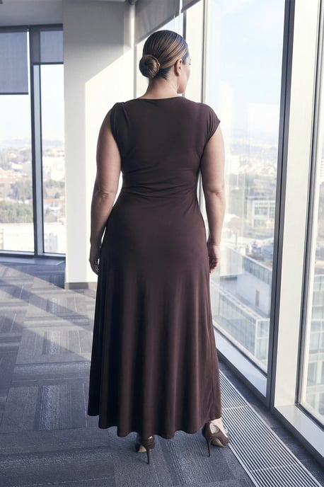 Trendyol Curve Dam Brun Enfärgad Maxi Ärmlös Kväll / Vardag A-linje Plus size Klänning - Image 3
