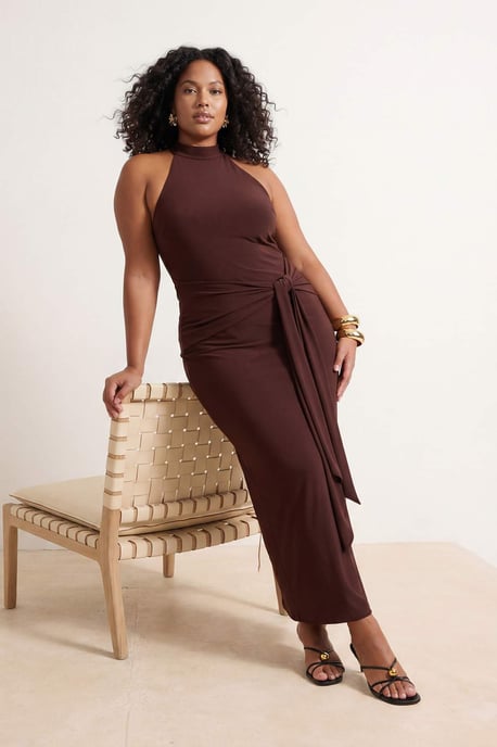 Trendyol Curve Dam Brun Enfärgad Maxi Ärmlös Casual Bodycon Plus size Klänning - Image 2
