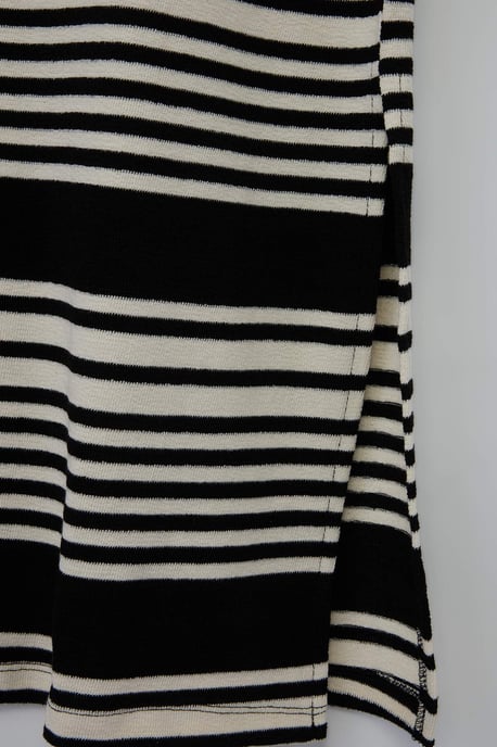 Trendyol Curve Dam Svart Randig Maxi Ärmlös Casual Rak Plus size Klänning - Image 4