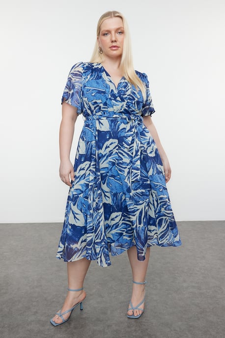 Trendyol Curve Dam Blå Blommig Maxi Kort Casual A-linje Plus size Klänning - Image 1