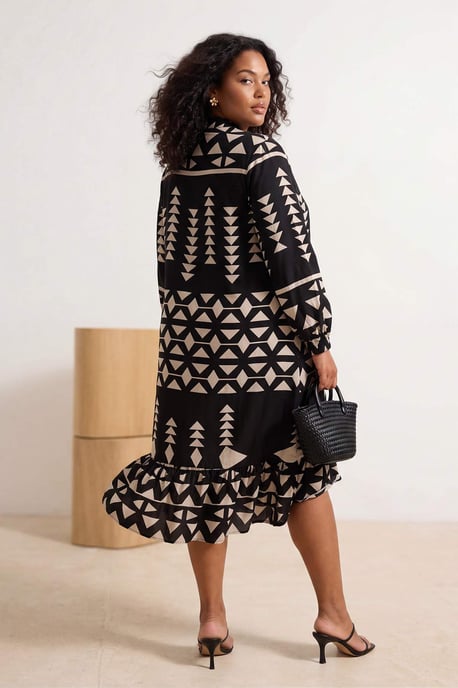 Trendyol Curve Dam Svart Geometriskt mönster Maxi Lång Casual Skjortklänning Plus size Klänning - Image 2