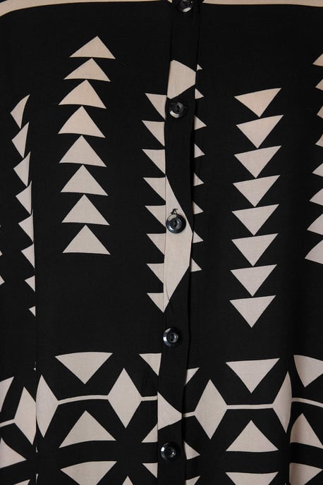 Trendyol Curve Dam Svart Geometriskt mönster Maxi Lång Casual Skjortklänning Plus size Klänning - Image 4