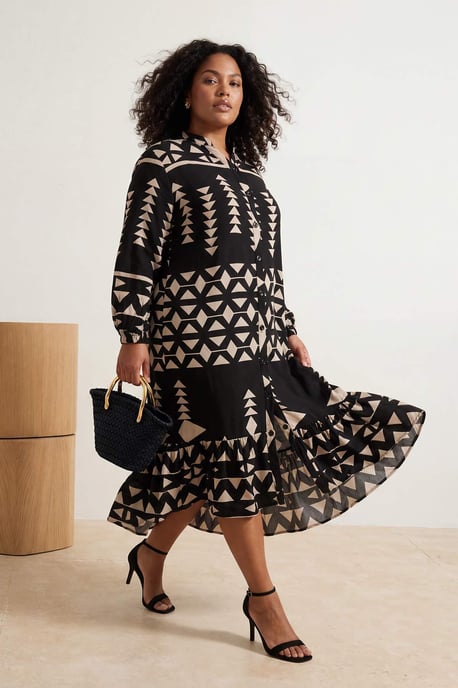 Trendyol Curve Dam Svart Geometriskt mönster Maxi Lång Casual Skjortklänning Plus size Klänning - Image 6