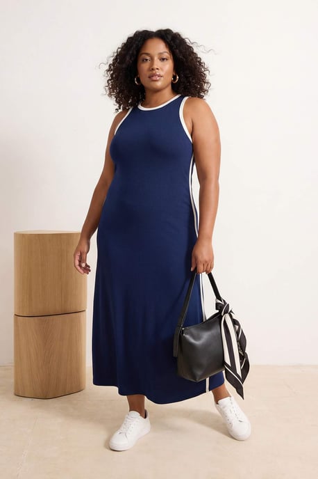 Trendyol Curve Dam Mörkblå Enfärgad Maxi Ärmlös Casual Rak Plus size Klänning - Image 2