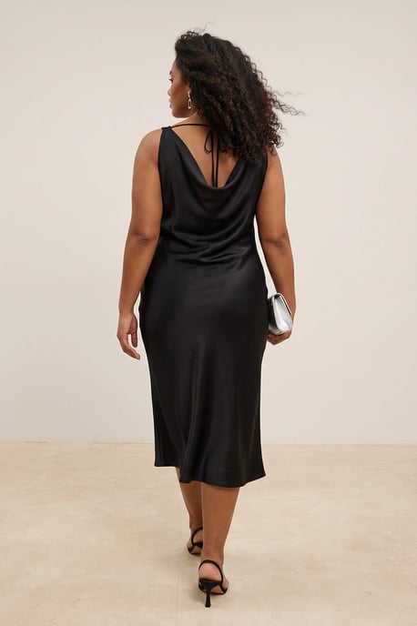 Trendyol Curve Dam Svart Enfärgad Maxi Ärmlös Fest Bodycon Plus size Klänning - Image 2