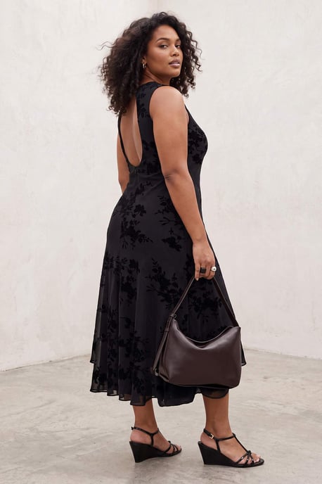 Trendyol Curve Dam Svart Blommig Maxi Ärmlös A-linje Plus size Klänning - Image 2