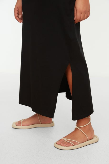Trendyol Curve Dam Svart Enfärgad Maxi Ärmlös Casual Rak Plus size Klänning - Image 3