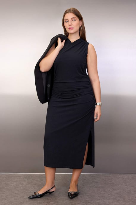 Trendyol Curve Dam Svart Enfärgad Maxi Ärmlös Casual Rak Plus size Klänning - Image 2