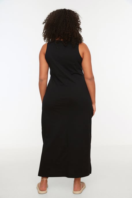 Trendyol Curve Dam Svart Enfärgad Maxi Ärmlös Casual Rak Plus size Klänning - Image 4
