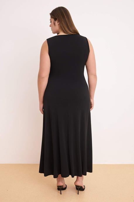 Trendyol Curve Dam Svart Enfärgad Maxi Ärmlös Casual A-linje Plus size Klänning - Image 4