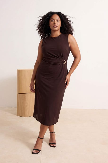 Trendyol Curve Dam Brun Enfärgad Maxi Ärmlös Casual A-linje Plus size Klänning - Image 1