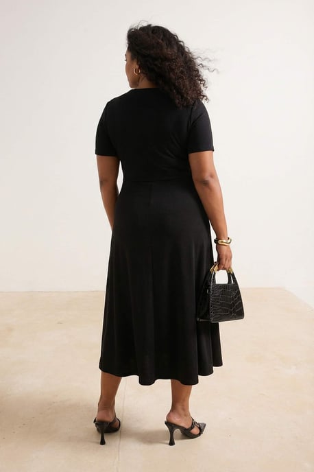 Trendyol Curve Dam Svart Enfärgad Maxi Kort A-linje Plus size Klänning - Image 2