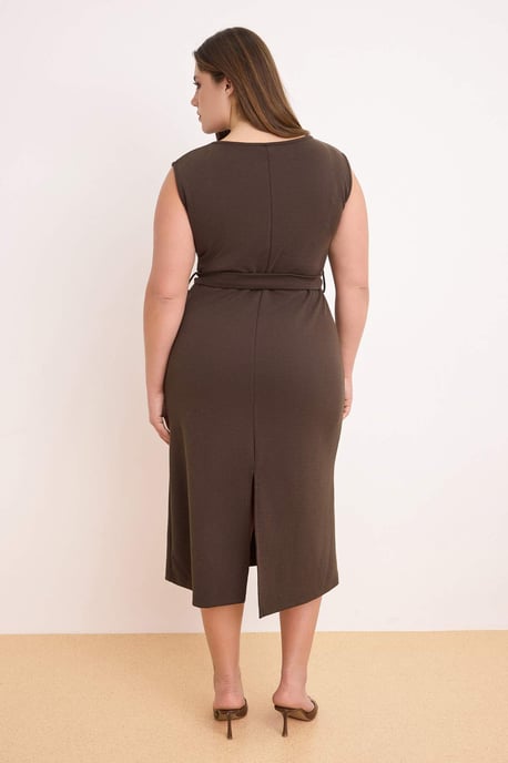Trendyol Curve Dam Brun Enfärgad Maxi Ärmlös Casual Rak Plus size Klänning - Image 3