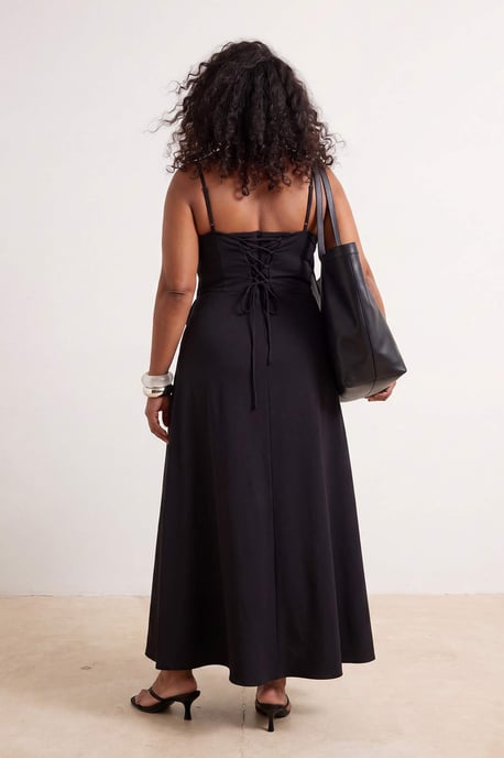 Trendyol Curve Dam Svart Enfärgad Maxi Ärmlös Fest A-linje Plus size Klänning - Image 2