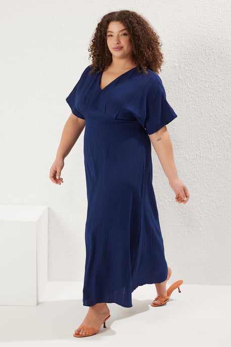 Trendyol Curve Dam Mörkblå Blommig Maxi Kort Casual A-linje Plus size Klänning - Image 1