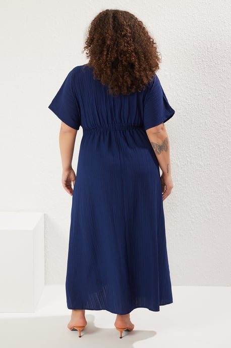 Trendyol Curve Dam Mörkblå Blommig Maxi Kort Casual A-linje Plus size Klänning - Image 4