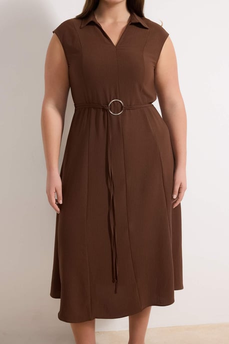Trendyol Curve Dam Brun Enfärgad Maxi Ärmlös Casual Rak Plus size Klänning - Image 2