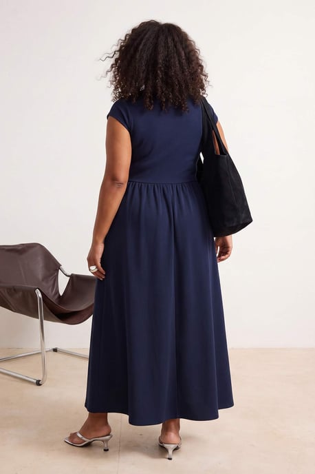 Trendyol Curve Dam Mörkblå Enfärgad Maxi Ärmlös Casual A-linje Plus size Klänning - Image 2