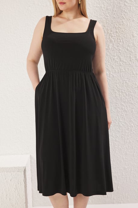Trendyol Curve Dam Svart Enfärgad Maxi Ärmlös Casual Skater Plus size Klänning - Image 2