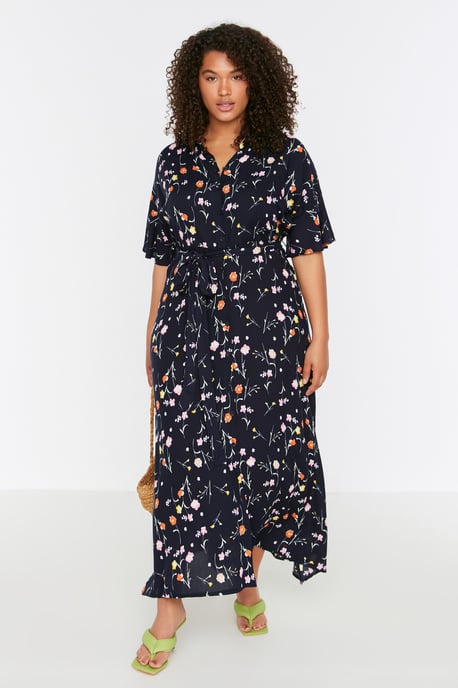 Trendyol Curve Dam Mörkblå Blommig Maxi Kort Casual A-linje Plus size Klänning - Image 1