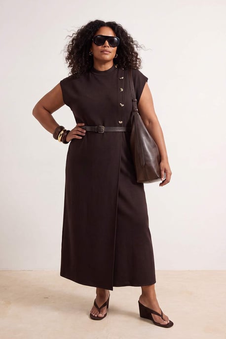 Trendyol Curve Dam Brun Enfärgad Maxi Ärmlös A-linje Plus size Klänning - Image 1