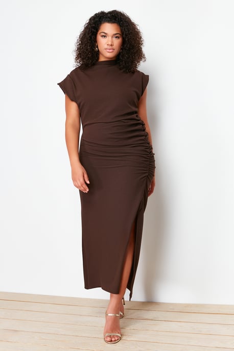 Trendyol Curve Dam Brun Enfärgad Midi Ärmlös Fest Bodycon Plus size Klänning - Image 2