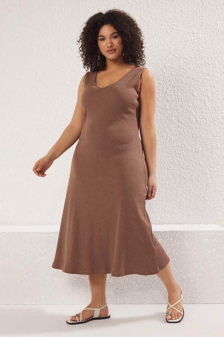 Trendyol Curve Dam Brun Enfärgad Midi Ärmlös Casual A-linje Plus size Klänning - Image 6