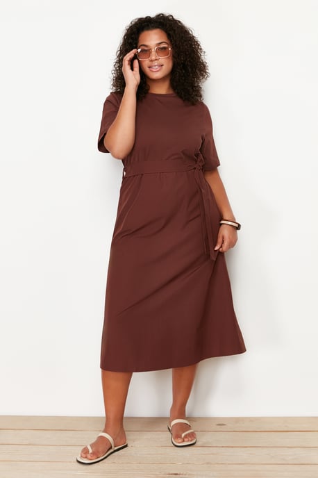 Trendyol Curve Dames Bruin Effen Midi Kort Casual A-lijn Grote maten Jurk - Image 1