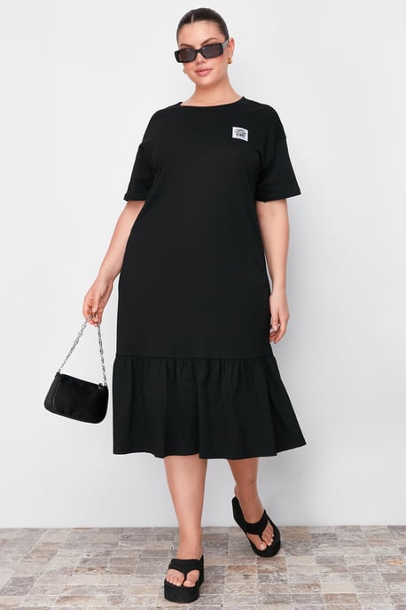 Trendyol Curve Dam Svart Slogan Midi Kort Casual Rak Plus size Klänning - Image 1