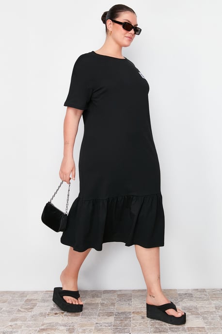 Trendyol Curve Dam Svart Slogan Midi Kort Casual Rak Plus size Klänning - Image 6