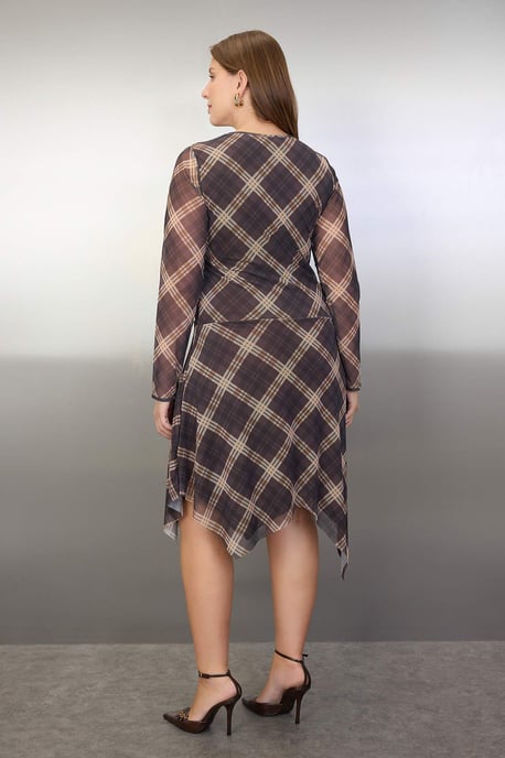 Trendyol Curve Dam Brun Blommig Midi Lång Casual Asymmetrisk Plus size Klänning - Image 4