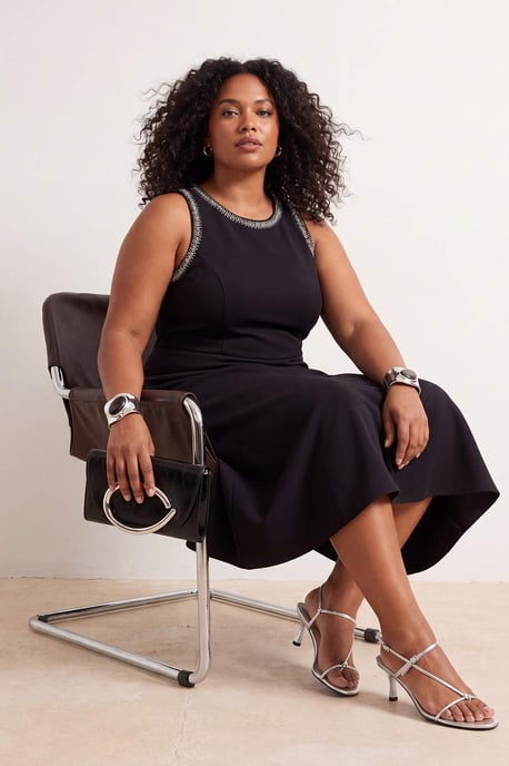 Trendyol Curve Dam Svart Enfärgad Midi Ärmlös Elegant/Kväll A-linje Plus size Klänning - Image 2