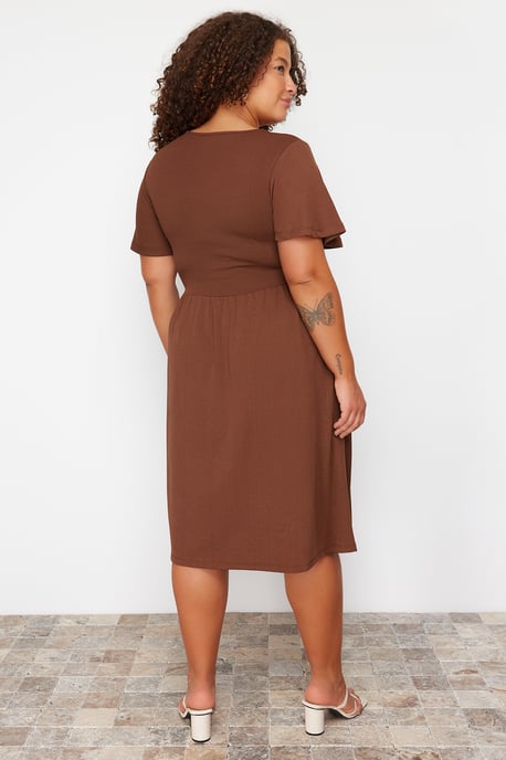 Trendyol Curve Dam Brun Enfärgad Midi Kort Casual A-linje Plus size Klänning - Image 4