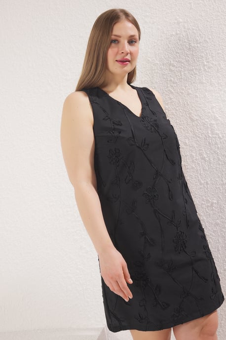 Trendyol Curve Dam Svart Enfärgad Kort / Mini Ärmlös Cocktail Rak Plus size Klänning - Image 6