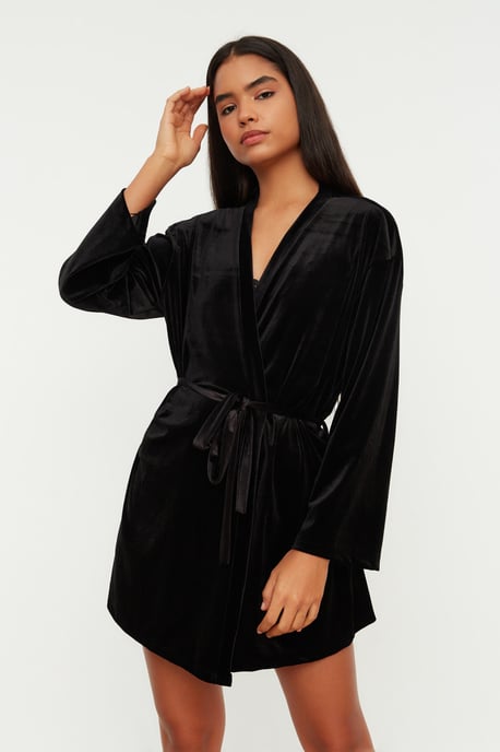 TRENDYOLMİLLA Dames Zwart Effen Ochtendjassen - Image 1