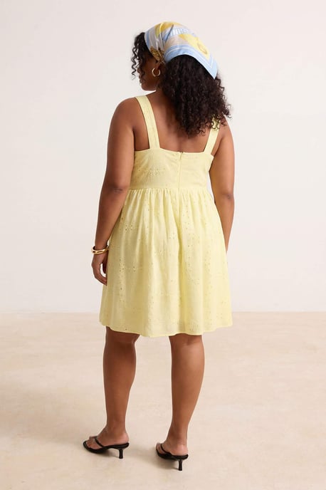 Trendyol Curve Dam Gul Enfärgad Maxi Ärmlös Casual A-linje Plus size Klänning - Image 2