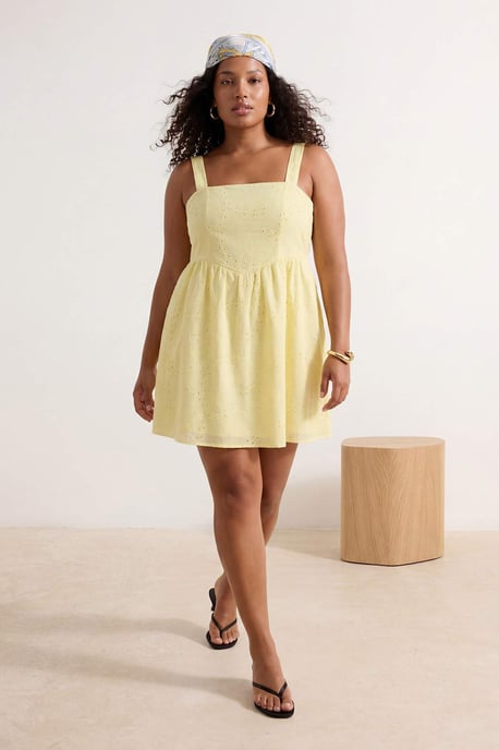 Trendyol Curve Dam Gul Enfärgad Maxi Ärmlös Casual A-linje Plus size Klänning - Image 6