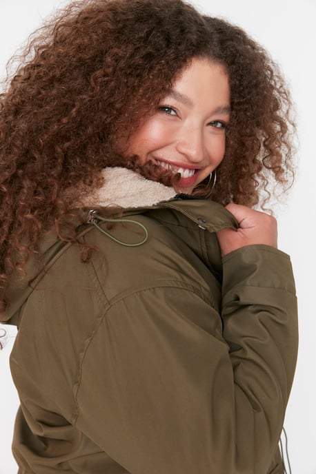 Trendyol Curve Dam Khaki Enfärgad Lång Regular fit Plus size Kappor - Image 2