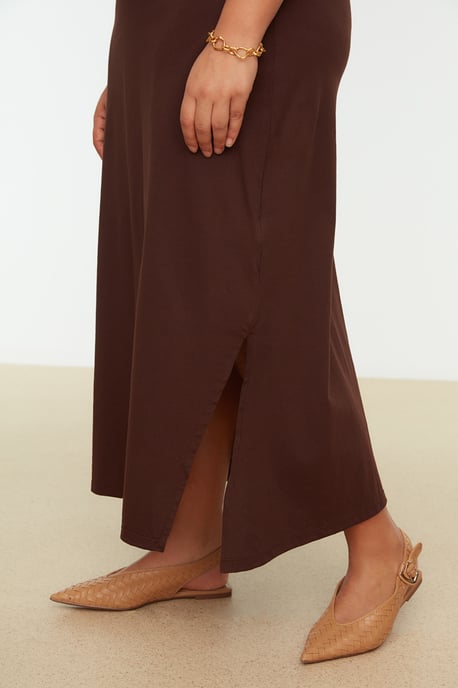 Trendyol Curve Dam Brun Enfärgad Maxi Ärmlös Casual Rak Plus size Klänning - Image 3