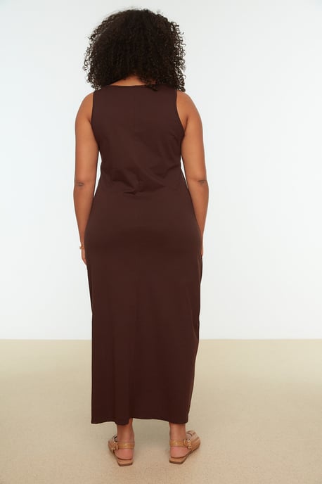 Trendyol Curve Dam Brun Enfärgad Maxi Ärmlös Casual Rak Plus size Klänning - Image 4
