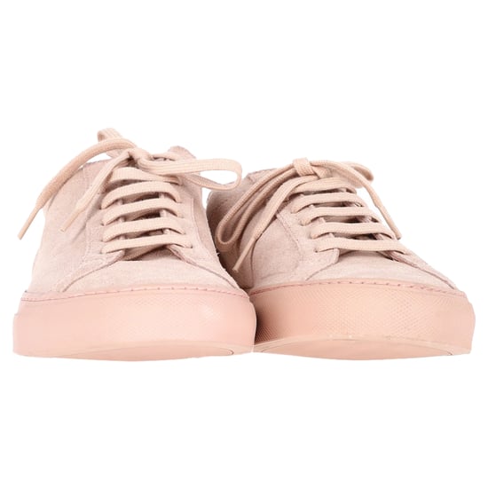 Kvinna från Common Projects Achilles Sneakers i rosa mocka - Image 2
