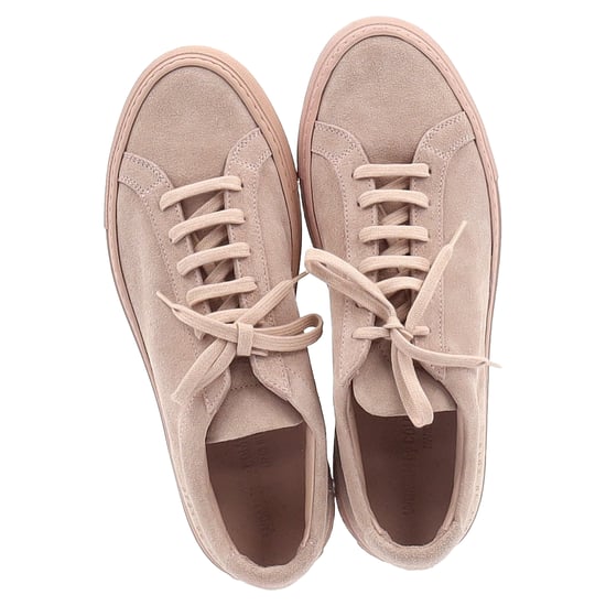 Kvinna från Common Projects Achilles Sneakers i rosa mocka - Image 3