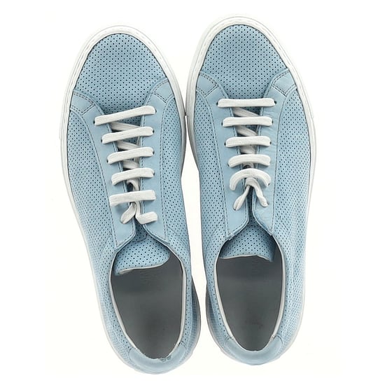 Kvinna från Common Projects Perforerade Achilles Sneakers i ljusblå mocka - Image 2