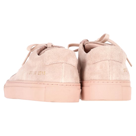 Kvinna från Common Projects Achilles Sneakers i rosa mocka - Image 4