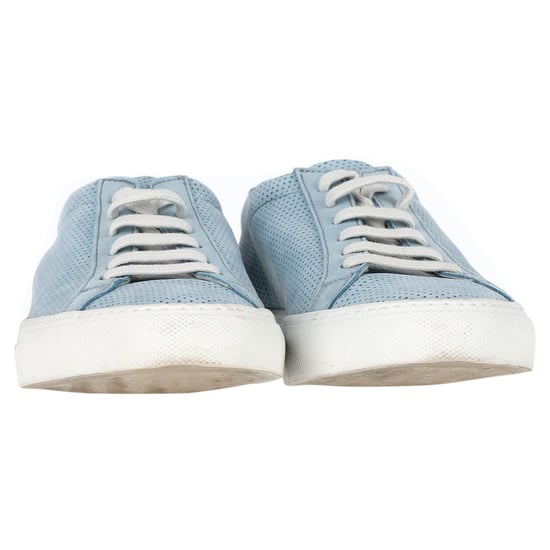 Kvinna från Common Projects Perforerade Achilles Sneakers i ljusblå mocka - Image 3