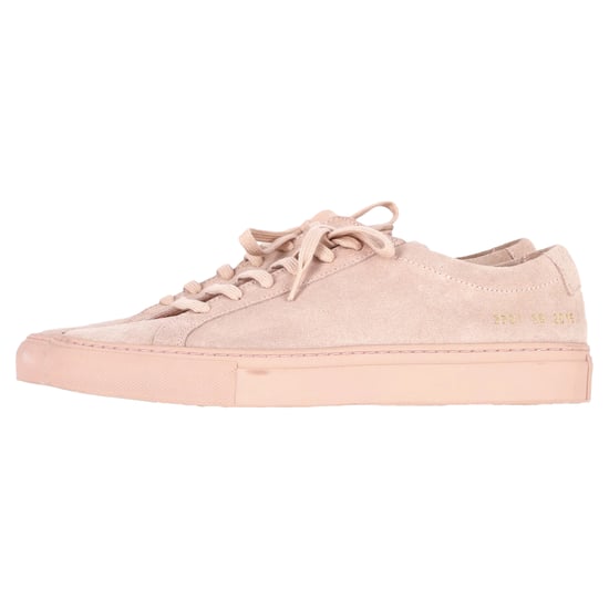 Kvinna från Common Projects Achilles Sneakers i rosa mocka - Image 5