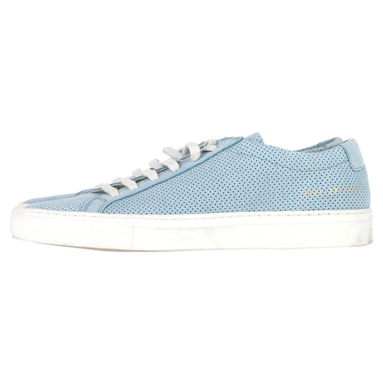 Kvinna från Common Projects Perforerade Achilles Sneakers i ljusblå mocka - Image 4